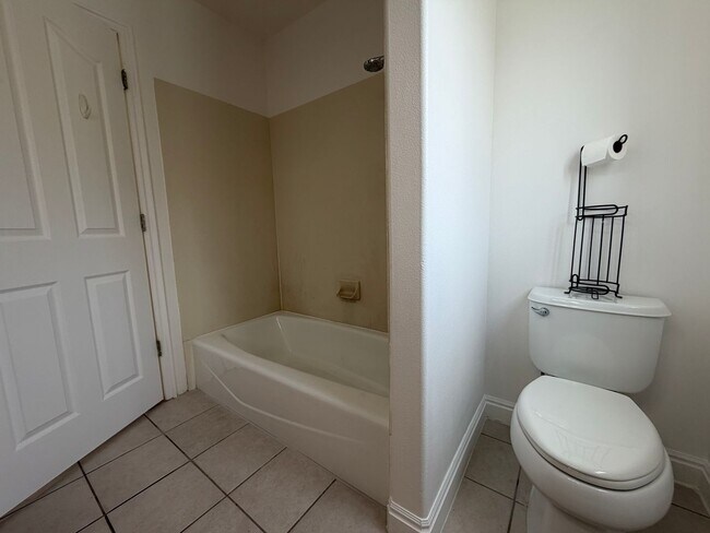 Building Photo - Welcome to this Two-Bedroom Duplex in Santaquin, UT