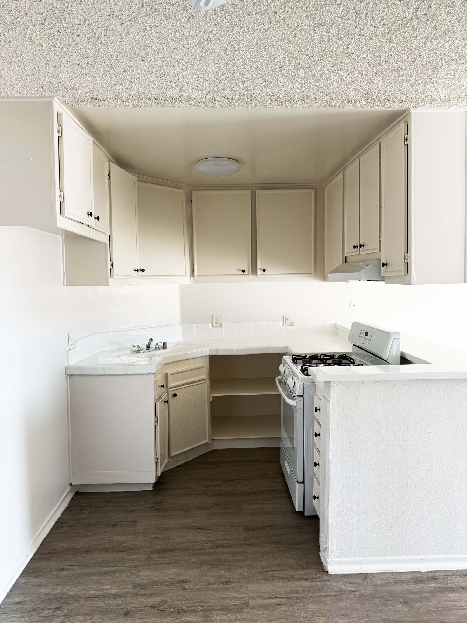 Building Photo - 509 N Berendo St