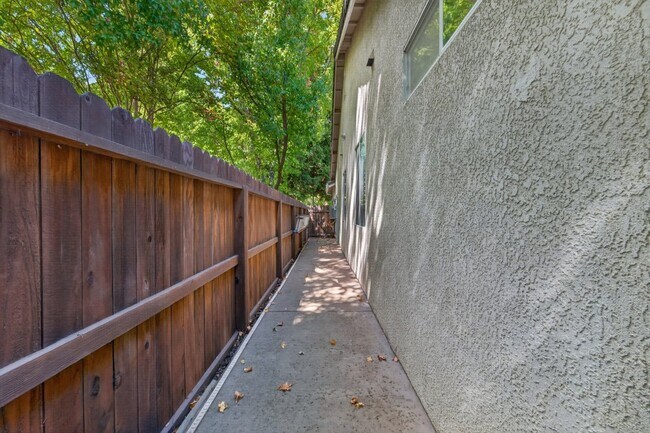 Building Photo - 1647 Gateway Dr