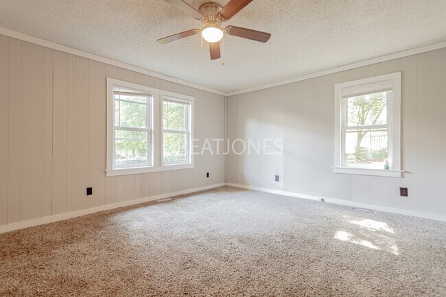 Building Photo - REDUCED! - NOW OFFERING FIRST FULL MONTH F...