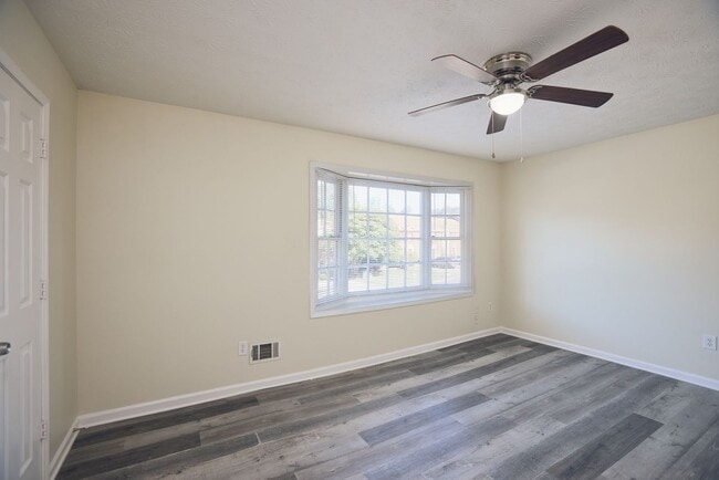 Building Photo - 2BR/2.5BA Townhome Gem with Fenced Yard, Fireplace & Bay Windows