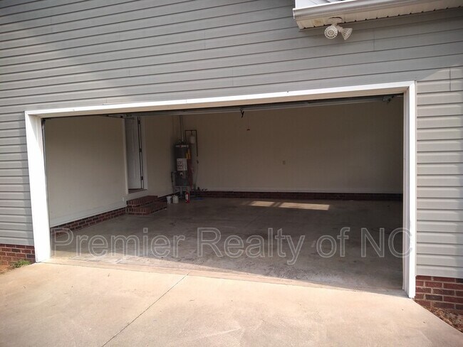 Building Photo - 156 Charleston Ridge Dr