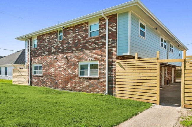 Building Photo - Section 8 Only | Renovated 2BR / 1.5BA | 1,020 Sq Ft Townhouse