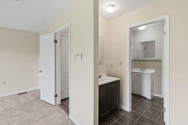 Building Photo - Beautiful Spacious Townhome