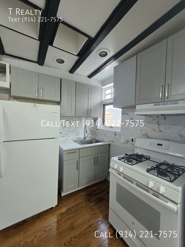 Building Photo - 14 Thurman St