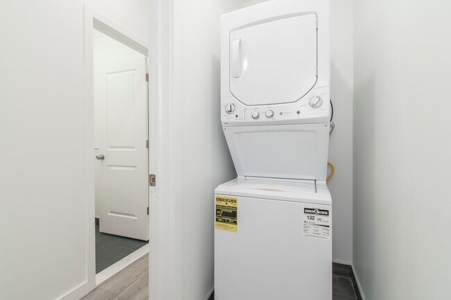 Building Photo - New! Renovated & Modern Apartment