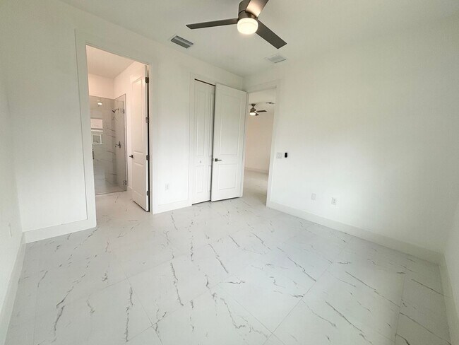 Building Photo - 4400/4402 Golfview Blvd