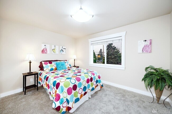 Building Photo - AVAILABLE AUGUST 1ST >> Beautiful Fully Remodeled 2BR/1BA Condo in Seattle!