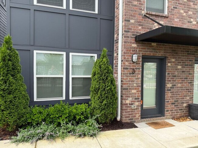 Building Photo - 3 - Level Modern Apartment in East Nashville
