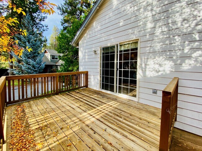 Building Photo - Beautiful, updated 3 BR on westside close to tons of recreation!