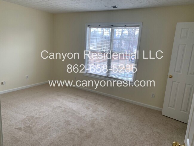 Building Photo - Beautiful 3b Room!Move in ready!