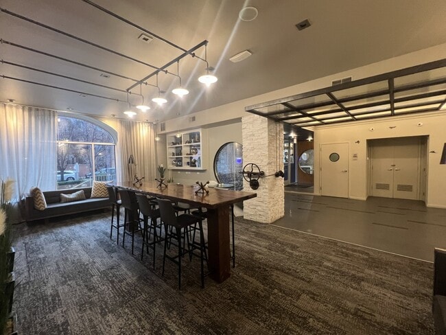 Building Photo - 426 W Belmont Ave