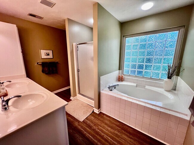 Building Photo - Charming 4 Bedroom home Near Virginia Beac...