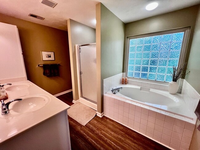 Building Photo - Charming 4 Bedroom home Near Virginia Beach Oceanfront!