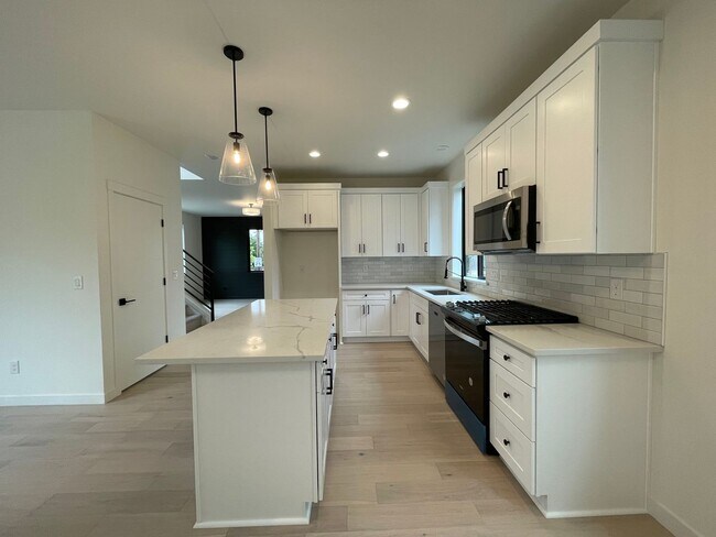 Building Photo - 4Bd/2.5Ba Corner Home in Desireable Portsmouth Neighborhood ~ Newly Built, Quartz Countertops, Si...