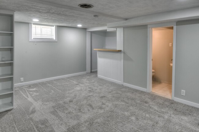 Building Photo - 4 bed in Aksarben