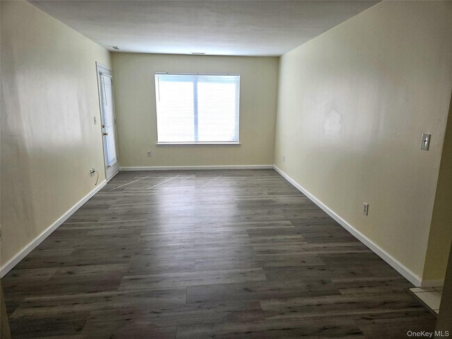 Building Photo - 868 Birchwood Park Dr