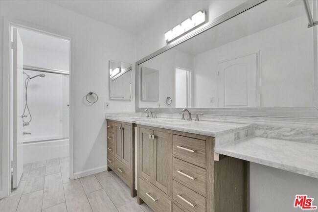 Building Photo - 8535 W Knl Dr