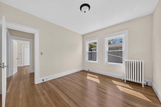 Building Photo - 370 Maple St