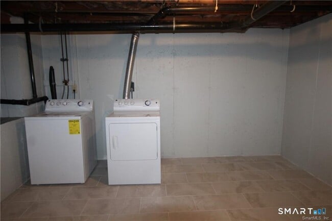 Building Photo - 7 Bittersweet Ln