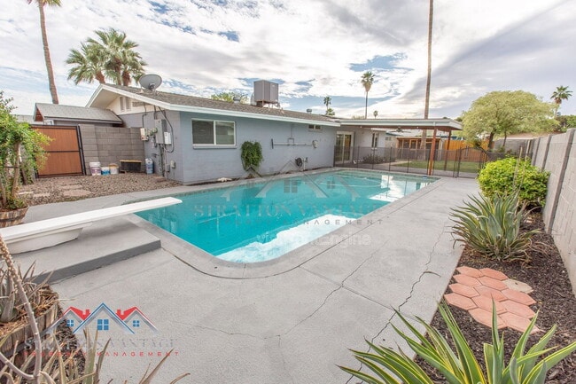 Building Photo - 2224 W Emelita Ave