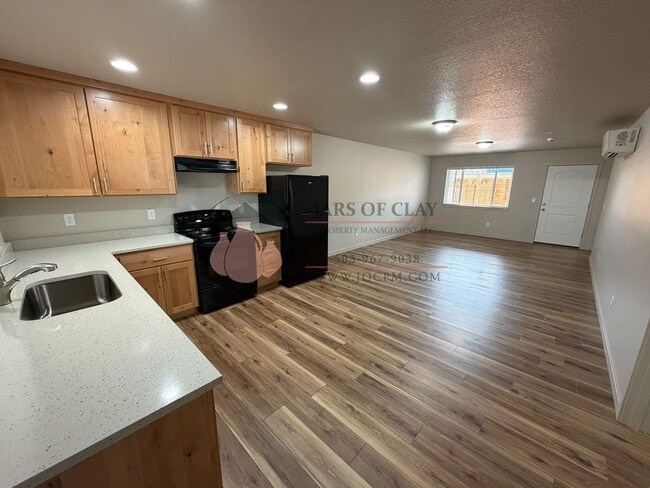 Building Photo - 1010/1012 NW Highlands Loop