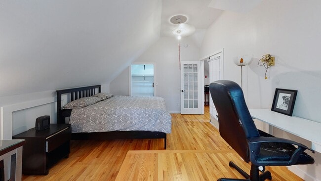 Building Photo - 6 Bedroom Apartment in Science Hill, close to downtown! (Laundry In Unit)