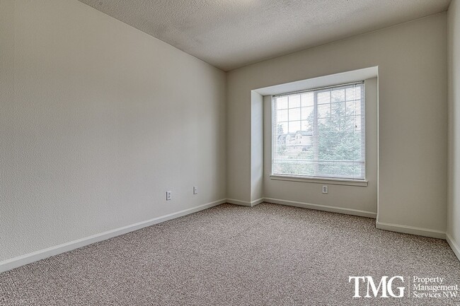 Building Photo - Centrally Located, Pet Friendly, 3 Bed 2.5...