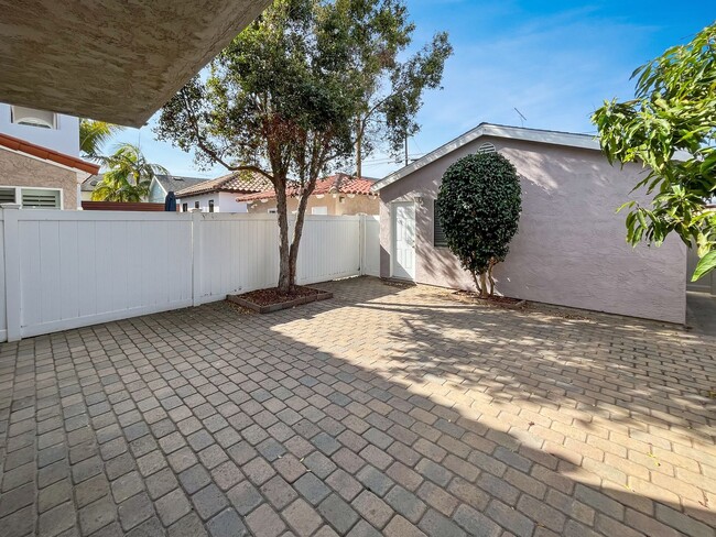 Building Photo - Great 3B/3.5BA House in Coronado!