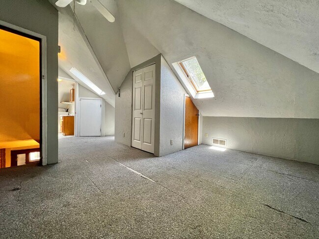 Building Photo - The Remington (BR-LN)