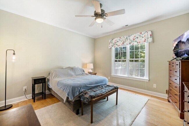 Building Photo - Available 07/10/26! Lovely 3 bedroom townhome close to the Eno River in Country Club Heights!