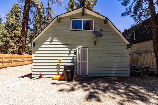 Building Photo - 804 Robinhood Blvd