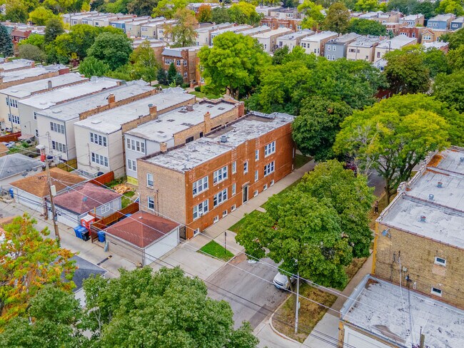 Building Photo - 3825 W Roscoe St