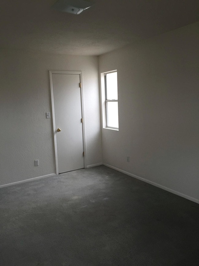 Building Photo - 213 Princeton Dr SE