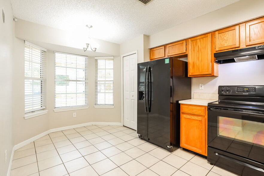 Building Photo - 2643 Pinewood Blvd E