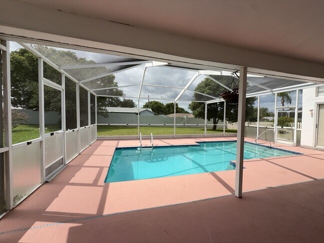 Building Photo - 1347 Overland Dr