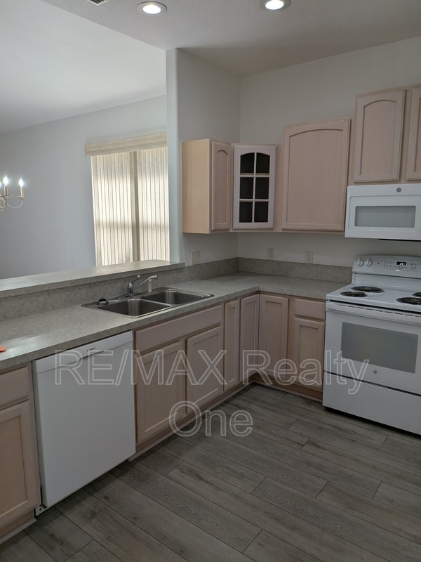 Building Photo - 589 W Doerr Path