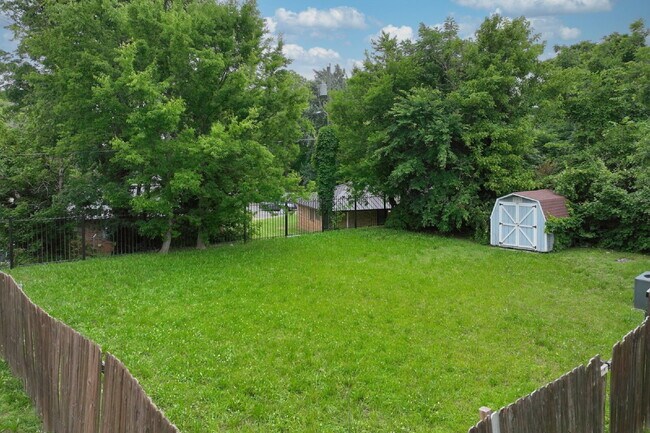 Building Photo - Springfield Gem! 3BR/2BA with Big Yard, St...