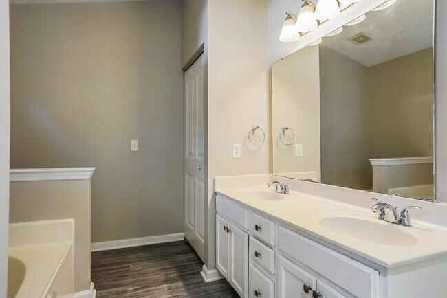 Building Photo - 514 Laurens Way
