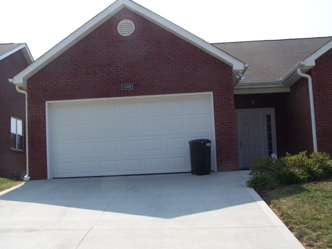 Primary Photo - Spacious 3-Bed, 2-Bath Townhome with Bonus...