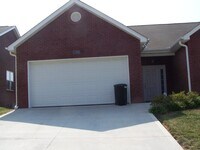 Building Photo - Stunning 3-Bed, 2-Bath Townhouse in West Knoxville