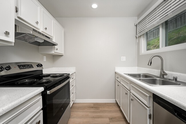 Building Photo - Point Loma Bay Apartments | Coastal Living Near the Beach