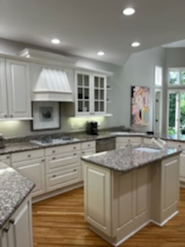 Building Photo - Stunning Custom Built Home with ALL Utilit...