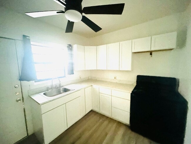 Building Photo - Perfect 1 bedroom location