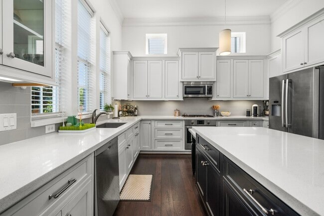 Building Photo - 816 Ennis St