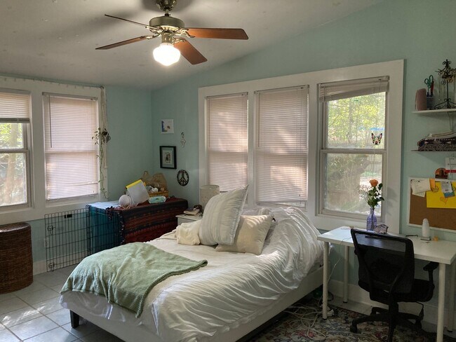 Building Photo - Beautiful, Large 3 Bedroom House Steps fro...