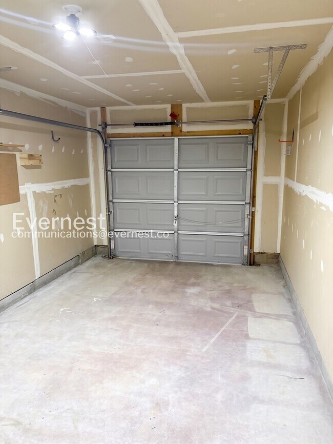Building Photo - 4-Bed/ 4-Bath Town Home/Available Now!