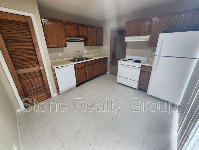 Building Photo - 2460 E Clayton Dr