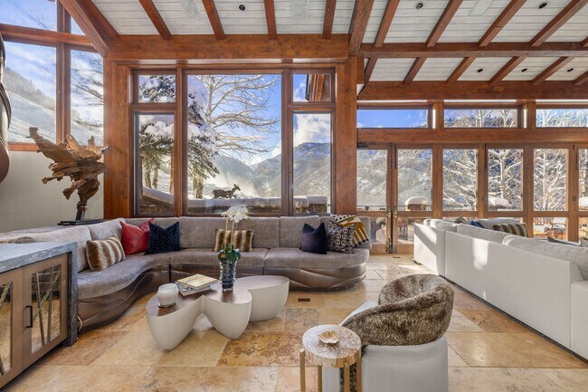 Building Photo - 472 Thunderbowl Ln