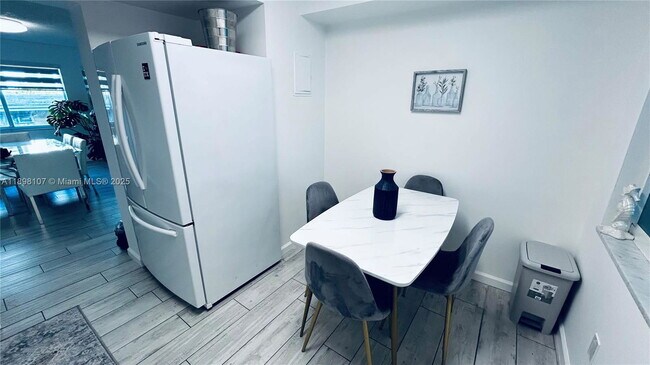 Building Photo - 9971 W Bay Harbor Dr